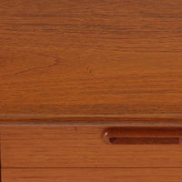 スウェーデン製のディスプレイシェルフで、チーク材とビーチ材の組み合わせが生み出す温かみと軽やかなコントラストが魅力です。上部はオープンな3段棚で開放感があり、お気に入りの雑貨や書籍をすっきりと美しく飾ることができます。下部には引き戸収納と4杯の引き出しを備え、日用品や小物を整理するのにも便利です。幅120cmと取り入れやすいサイズ感で、リビングやダイニングを軽やかに演出。経年による木肌の深みが加わり、シンプルながらも存在感を放つビンテージらしい一台です。