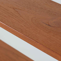 スウェーデン製のディスプレイシェルフで、チーク材とビーチ材の組み合わせが生み出す温かみと軽やかなコントラストが魅力です。上部はオープンな3段棚で開放感があり、お気に入りの雑貨や書籍をすっきりと美しく飾ることができます。下部には引き戸収納と4杯の引き出しを備え、日用品や小物を整理するのにも便利です。幅120cmと取り入れやすいサイズ感で、リビングやダイニングを軽やかに演出。経年による木肌の深みが加わり、シンプルながらも存在感を放つビンテージらしい一台です。