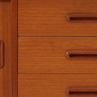 スウェーデン製のディスプレイシェルフで、チーク材とビーチ材の組み合わせが生み出す温かみと軽やかなコントラストが魅力です。上部はオープンな3段棚で開放感があり、お気に入りの雑貨や書籍をすっきりと美しく飾ることができます。下部には引き戸収納と4杯の引き出しを備え、日用品や小物を整理するのにも便利です。幅120cmと取り入れやすいサイズ感で、リビングやダイニングを軽やかに演出。経年による木肌の深みが加わり、シンプルながらも存在感を放つビンテージらしい一台です。