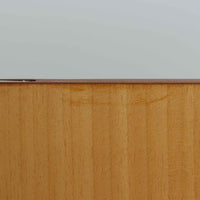 Tage Olofsson(ターゲ・オロフソン)によるデザインで、Ulferts Mobler社製のキッチンキャビネットです。チーク材を贅沢に使用した美しい木目と、丸型の引き手がアクセントとなったデザインが特徴です。上部にはカトラリーなどを整理できる仕切り付きの引き出しが3杯、下部には棚板付きの扉収納が備えられており、食器やキッチン用品を効率的に収納できます。北欧家具らしい温もりと機能性を兼ね備えた一台で、リビングやダイニングにも自然に溶け込む上品な佇まいです。