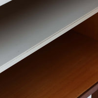 Tage Olofsson(ターゲ・オロフソン)によるデザインで、Ulferts Mobler社製のキッチンキャビネットです。チーク材を贅沢に使用した美しい木目と、丸型の引き手がアクセントとなったデザインが特徴です。上部にはカトラリーなどを整理できる仕切り付きの引き出しが3杯、下部には棚板付きの扉収納が備えられており、食器やキッチン用品を効率的に収納できます。北欧家具らしい温もりと機能性を兼ね備えた一台で、リビングやダイニングにも自然に溶け込む上品な佇まいです。