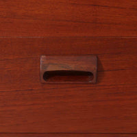 Borge Mogensenがデザインし、Soborg Moblerが製造したModel 143のライティングビューロです。チーク材の前板を手前に開くとゆったりとした筆記面が現れ、内部には小引出しや縦横の仕切りを備え、書類や文具を機能的に整理できます。下部には4杯の大きな引出しを備え、収納家具としても十分な実用性を確保。端正な箱形フォルムや控えめな木製取手など、無駄を削ぎ落とした造形に丁寧な職人技が感じられ、経年によって深まった木肌とともに書斎やリビングで静かな存在感を放つ一台です。