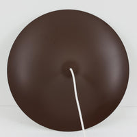 Claus BonderupとTorsten Thorupによるデザインのペンダントライト「Semi」は、Fog & Morup社から発表された北欧モダンを象徴する名作です。直径47cmのアルミシェードは美しい円錐を上下で切り取ったような独特のフォルムを持ち、光を下方向へ効率的に導きます。そのシャープでミニマルな造形は、空間にモダンな緊張感と優雅さをもたらし、ダイニングやリビングの中心を引き立てます。ビンテージならではの希少性と時を経た質感が一層の魅力を添え、北欧デザインの洗練を感じさせる一灯です。