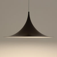 Claus BonderupとTorsten Thorupによるデザインのペンダントライト「Semi」は、Fog & Morup社から発表された北欧モダンを象徴する名作です。直径47cmのアルミシェードは美しい円錐を上下で切り取ったような独特のフォルムを持ち、光を下方向へ効率的に導きます。そのシャープでミニマルな造形は、空間にモダンな緊張感と優雅さをもたらし、ダイニングやリビングの中心を引き立てます。ビンテージならではの希少性と時を経た質感が一層の魅力を添え、北欧デザインの洗練を感じさせる一灯です。