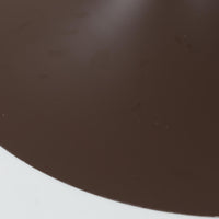 Claus BonderupとTorsten Thorupによるデザインのペンダントライト「Semi」は、Fog & Morup社から発表された北欧モダンを象徴する名作です。直径47cmのアルミシェードは美しい円錐を上下で切り取ったような独特のフォルムを持ち、光を下方向へ効率的に導きます。そのシャープでミニマルな造形は、空間にモダンな緊張感と優雅さをもたらし、ダイニングやリビングの中心を引き立てます。ビンテージならではの希少性と時を経た質感が一層の魅力を添え、北欧デザインの洗練を感じさせる一灯です。