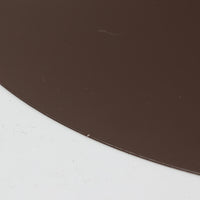 Claus BonderupとTorsten Thorupによるデザインのペンダントライト「Semi」は、Fog & Morup社から発表された北欧モダンを象徴する名作です。直径47cmのアルミシェードは美しい円錐を上下で切り取ったような独特のフォルムを持ち、光を下方向へ効率的に導きます。そのシャープでミニマルな造形は、空間にモダンな緊張感と優雅さをもたらし、ダイニングやリビングの中心を引き立てます。ビンテージならではの希少性と時を経た質感が一層の魅力を添え、北欧デザインの洗練を感じさせる一灯です。