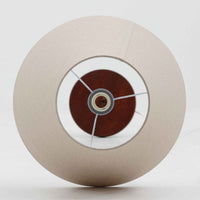 高さ125cmのデンマーク製フロアランプです。支柱にはチーク材が用いられ、滑らかな曲線を描く削り出しのディテールが温かみのある北欧デザインを際立たせています。ベース部分は安定感があり、真鍮パーツがアクセントとなり上品な雰囲気を演出。リネンシェードを通した柔らかな光が、リビングや寝室を心地よい空間へと導きます。素材の経年変化による深みや風合いも魅力で、ナチュラルで落ち着いた北欧ビンテージの存在感を楽しめる一品です。