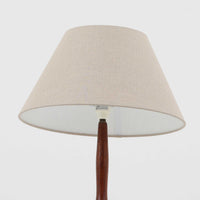 高さ125cmのデンマーク製フロアランプです。支柱にはチーク材が用いられ、滑らかな曲線を描く削り出しのディテールが温かみのある北欧デザインを際立たせています。ベース部分は安定感があり、真鍮パーツがアクセントとなり上品な雰囲気を演出。リネンシェードを通した柔らかな光が、リビングや寝室を心地よい空間へと導きます。素材の経年変化による深みや風合いも魅力で、ナチュラルで落ち着いた北欧ビンテージの存在感を楽しめる一品です。