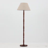 高さ125cmのデンマーク製フロアランプです。支柱にはチーク材が用いられ、滑らかな曲線を描く削り出しのディテールが温かみのある北欧デザインを際立たせています。ベース部分は安定感があり、真鍮パーツがアクセントとなり上品な雰囲気を演出。リネンシェードを通した柔らかな光が、リビングや寝室を心地よい空間へと導きます。素材の経年変化による深みや風合いも魅力で、ナチュラルで落ち着いた北欧ビンテージの存在感を楽しめる一品です。