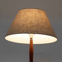 高さ125cmのデンマーク製フロアランプです。支柱にはチーク材が用いられ、滑らかな曲線を描く削り出しのディテールが温かみのある北欧デザインを際立たせています。ベース部分は安定感があり、真鍮パーツがアクセントとなり上品な雰囲気を演出。リネンシェードを通した柔らかな光が、リビングや寝室を心地よい空間へと導きます。素材の経年変化による深みや風合いも魅力で、ナチュラルで落ち着いた北欧ビンテージの存在感を楽しめる一品です。