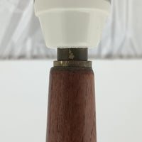 高さ125cmのデンマーク製フロアランプです。支柱にはチーク材が用いられ、滑らかな曲線を描く削り出しのディテールが温かみのある北欧デザインを際立たせています。ベース部分は安定感があり、真鍮パーツがアクセントとなり上品な雰囲気を演出。リネンシェードを通した柔らかな光が、リビングや寝室を心地よい空間へと導きます。素材の経年変化による深みや風合いも魅力で、ナチュラルで落ち着いた北欧ビンテージの存在感を楽しめる一品です。