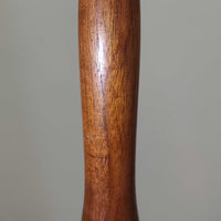 高さ125cmのデンマーク製フロアランプです。支柱にはチーク材が用いられ、滑らかな曲線を描く削り出しのディテールが温かみのある北欧デザインを際立たせています。ベース部分は安定感があり、真鍮パーツがアクセントとなり上品な雰囲気を演出。リネンシェードを通した柔らかな光が、リビングや寝室を心地よい空間へと導きます。素材の経年変化による深みや風合いも魅力で、ナチュラルで落ち着いた北欧ビンテージの存在感を楽しめる一品です。