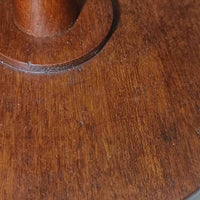 高さ125cmのデンマーク製フロアランプです。支柱にはチーク材が用いられ、滑らかな曲線を描く削り出しのディテールが温かみのある北欧デザインを際立たせています。ベース部分は安定感があり、真鍮パーツがアクセントとなり上品な雰囲気を演出。リネンシェードを通した柔らかな光が、リビングや寝室を心地よい空間へと導きます。素材の経年変化による深みや風合いも魅力で、ナチュラルで落ち着いた北欧ビンテージの存在感を楽しめる一品です。