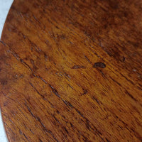 高さ125cmのデンマーク製フロアランプです。支柱にはチーク材が用いられ、滑らかな曲線を描く削り出しのディテールが温かみのある北欧デザインを際立たせています。ベース部分は安定感があり、真鍮パーツがアクセントとなり上品な雰囲気を演出。リネンシェードを通した柔らかな光が、リビングや寝室を心地よい空間へと導きます。素材の経年変化による深みや風合いも魅力で、ナチュラルで落ち着いた北欧ビンテージの存在感を楽しめる一品です。