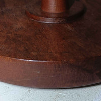 高さ125cmのデンマーク製フロアランプです。支柱にはチーク材が用いられ、滑らかな曲線を描く削り出しのディテールが温かみのある北欧デザインを際立たせています。ベース部分は安定感があり、真鍮パーツがアクセントとなり上品な雰囲気を演出。リネンシェードを通した柔らかな光が、リビングや寝室を心地よい空間へと導きます。素材の経年変化による深みや風合いも魅力で、ナチュラルで落ち着いた北欧ビンテージの存在感を楽しめる一品です。