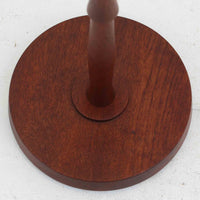 高さ125cmのデンマーク製フロアランプです。支柱にはチーク材が用いられ、滑らかな曲線を描く削り出しのディテールが温かみのある北欧デザインを際立たせています。ベース部分は安定感があり、真鍮パーツがアクセントとなり上品な雰囲気を演出。リネンシェードを通した柔らかな光が、リビングや寝室を心地よい空間へと導きます。素材の経年変化による深みや風合いも魅力で、ナチュラルで落ち着いた北欧ビンテージの存在感を楽しめる一品です。