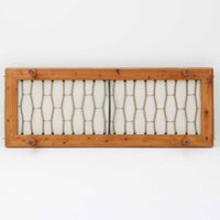 Hans J. Wegner(ハンス・J・ウェグナー)がGetama社のために手掛けたGE19 ベンチソファは、端正なプロポーションと素材使いが際立つ北欧ビンテージの名作です。フレームにはオーク材を用い、細身で安定感のある脚部と、両端に配されたメタルパーツが軽やかなアクセントとなっています。マットレスやクッションを合わせることで、ベンチとしてもベッドとしても幅広く活用可能です。経年により深みを増した木肌と、当時の職人技が感じられる構造が、空間に静かな存在感と上質な佇まいをもたらします。