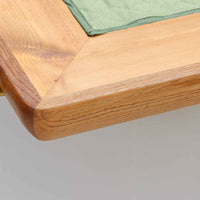 Hans J. Wegner(ハンス・J・ウェグナー)がGetama社のために手掛けたGE19 ベンチソファは、端正なプロポーションと素材使いが際立つ北欧ビンテージの名作です。フレームにはオーク材を用い、細身で安定感のある脚部と、両端に配されたメタルパーツが軽やかなアクセントとなっています。マットレスやクッションを合わせることで、ベンチとしてもベッドとしても幅広く活用可能です。経年により深みを増した木肌と、当時の職人技が感じられる構造が、空間に静かな存在感と上質な佇まいをもたらします。