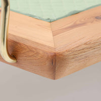 Hans J. Wegner(ハンス・J・ウェグナー)がGetama社のために手掛けたGE19 ベンチソファは、端正なプロポーションと素材使いが際立つ北欧ビンテージの名作です。フレームにはオーク材を用い、細身で安定感のある脚部と、両端に配されたメタルパーツが軽やかなアクセントとなっています。マットレスやクッションを合わせることで、ベンチとしてもベッドとしても幅広く活用可能です。経年により深みを増した木肌と、当時の職人技が感じられる構造が、空間に静かな存在感と上質な佇まいをもたらします。