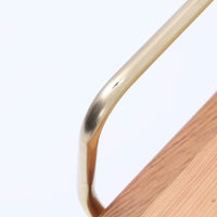 Hans J. Wegner(ハンス・J・ウェグナー)がGetama社のために手掛けたGE19 ベンチソファは、端正なプロポーションと素材使いが際立つ北欧ビンテージの名作です。フレームにはオーク材を用い、細身で安定感のある脚部と、両端に配されたメタルパーツが軽やかなアクセントとなっています。マットレスやクッションを合わせることで、ベンチとしてもベッドとしても幅広く活用可能です。経年により深みを増した木肌と、当時の職人技が感じられる構造が、空間に静かな存在感と上質な佇まいをもたらします。