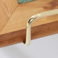 Hans J. Wegner(ハンス・J・ウェグナー)がGetama社のために手掛けたGE19 ベンチソファは、端正なプロポーションと素材使いが際立つ北欧ビンテージの名作です。フレームにはオーク材を用い、細身で安定感のある脚部と、両端に配されたメタルパーツが軽やかなアクセントとなっています。マットレスやクッションを合わせることで、ベンチとしてもベッドとしても幅広く活用可能です。経年により深みを増した木肌と、当時の職人技が感じられる構造が、空間に静かな存在感と上質な佇まいをもたらします。