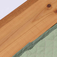 Hans J. Wegner(ハンス・J・ウェグナー)がGetama社のために手掛けたGE19 ベンチソファは、端正なプロポーションと素材使いが際立つ北欧ビンテージの名作です。フレームにはオーク材を用い、細身で安定感のある脚部と、両端に配されたメタルパーツが軽やかなアクセントとなっています。マットレスやクッションを合わせることで、ベンチとしてもベッドとしても幅広く活用可能です。経年により深みを増した木肌と、当時の職人技が感じられる構造が、空間に静かな存在感と上質な佇まいをもたらします。