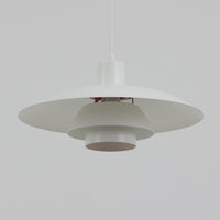 北欧より買い付けたLouis Poulsen社製「PH4」は、Poul Henningsenによる名作照明で、直径40cmの程よいサイズとアルミの軽やかな質感が魅力です。PH5と並ぶ人気を誇り、3枚シェード構造が光を柔らかく拡散し落ち着いた空間を演出します。経年の風合いも楽しめ、ダイニングやリビング、書斎や寝室まで幅広く活躍するビンテージ品です。