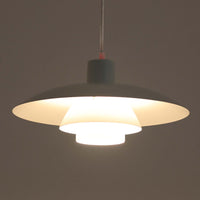 北欧より買い付けたLouis Poulsen社製「PH4」は、Poul Henningsenによる名作照明で、直径40cmの程よいサイズとアルミの軽やかな質感が魅力です。PH5と並ぶ人気を誇り、3枚シェード構造が光を柔らかく拡散し落ち着いた空間を演出します。経年の風合いも楽しめ、ダイニングやリビング、書斎や寝室まで幅広く活躍するビンテージ品です。