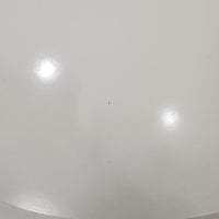 北欧より買い付けたLouis Poulsen社製「PH4」は、Poul Henningsenによる名作照明で、直径40cmの程よいサイズとアルミの軽やかな質感が魅力です。PH5と並ぶ人気を誇り、3枚シェード構造が光を柔らかく拡散し落ち着いた空間を演出します。経年の風合いも楽しめ、ダイニングやリビング、書斎や寝室まで幅広く活躍するビンテージ品です。