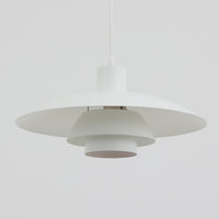 北欧より買い付けたLouis Poulsen社製「PH4」は、Poul Henningsenによる名作照明で、直径40cmの程よいサイズとアルミの軽やかな質感が魅力です。PH5と並ぶ人気を誇り、3枚シェード構造が光を柔らかく拡散し落ち着いた空間を演出します。経年の風合いも楽しめ、ダイニングやリビング、書斎や寝室まで幅広く活躍するビンテージ品です。