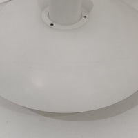 北欧より買い付けたLouis Poulsen社製「PH4」は、Poul Henningsenによる名作照明で、直径40cmの程よいサイズとアルミの軽やかな質感が魅力です。PH5と並ぶ人気を誇り、3枚シェード構造が光を柔らかく拡散し落ち着いた空間を演出します。経年の風合いも楽しめ、ダイニングやリビング、書斎や寝室まで幅広く活躍するビンテージ品です。