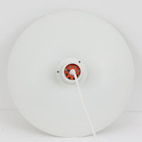 北欧より買い付けたLouis Poulsen社製「PH4」は、Poul Henningsenによる名作照明で、直径40cmの程よいサイズとアルミの軽やかな質感が魅力です。PH5と並ぶ人気を誇り、3枚シェード構造が光を柔らかく拡散し落ち着いた空間を演出します。経年の風合いも楽しめ、ダイニングやリビング、書斎や寝室まで幅広く活躍するビンテージ品です。