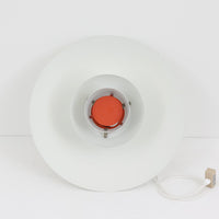 北欧より買い付けたLouis Poulsen社製「PH4」は、Poul Henningsenによる名作照明で、直径40cmの程よいサイズとアルミの軽やかな質感が魅力です。PH5と並ぶ人気を誇り、3枚シェード構造が光を柔らかく拡散し落ち着いた空間を演出します。経年の風合いも楽しめ、ダイニングやリビング、書斎や寝室まで幅広く活躍するビンテージ品です。