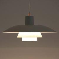 北欧より買い付けたLouis Poulsen社製「PH4」は、Poul Henningsenによる名作照明で、直径40cmの程よいサイズとアルミの軽やかな質感が魅力です。PH5と並ぶ人気を誇り、3枚シェード構造が光を柔らかく拡散し落ち着いた空間を演出します。経年の風合いも楽しめ、ダイニングやリビング、書斎や寝室まで幅広く活躍するビンテージ品です。