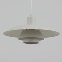 北欧より買い付けたLouis Poulsen社製「PH4」は、Poul Henningsenによる名作照明で、直径40cmの程よいサイズとアルミの軽やかな質感が魅力です。PH5と並ぶ人気を誇り、3枚シェード構造が光を柔らかく拡散し落ち着いた空間を演出します。経年の風合いも楽しめ、ダイニングやリビング、書斎や寝室まで幅広く活躍するビンテージ品です。