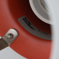 北欧より買い付けたLouis Poulsen社製「PH4」は、Poul Henningsenによる名作照明で、直径40cmの程よいサイズとアルミの軽やかな質感が魅力です。PH5と並ぶ人気を誇り、3枚シェード構造が光を柔らかく拡散し落ち着いた空間を演出します。経年の風合いも楽しめ、ダイニングやリビング、書斎や寝室まで幅広く活躍するビンテージ品です。