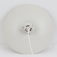 北欧より買い付けたLouis Poulsen社製「PH4」は、Poul Henningsenによる名作照明で、直径40cmの程よいサイズとアルミの軽やかな質感が魅力です。PH5と並ぶ人気を誇り、3枚シェード構造が光を柔らかく拡散し落ち着いた空間を演出します。経年の風合いも楽しめ、ダイニングやリビング、書斎や寝室まで幅広く活躍するビンテージ品です。