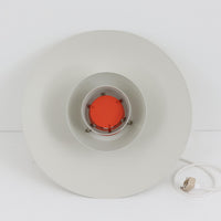 北欧より買い付けたLouis Poulsen社製「PH4」は、Poul Henningsenによる名作照明で、直径40cmの程よいサイズとアルミの軽やかな質感が魅力です。PH5と並ぶ人気を誇り、3枚シェード構造が光を柔らかく拡散し落ち着いた空間を演出します。経年の風合いも楽しめ、ダイニングやリビング、書斎や寝室まで幅広く活躍するビンテージ品です。