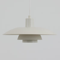 北欧より買い付けたLouis Poulsen社製「PH4/3」は、Poul Henningsenによる名作照明で、直径40cmの程よいサイズとアルミの軽やかな質感が魅力です。PH5と並ぶ人気を誇り、3枚シェード構造が光を柔らかく拡散し落ち着いた空間を演出します。経年の風合いも楽しめ、ダイニングやリビング、書斎や寝室まで幅広く活躍するビンテージ品です。