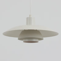 北欧より買い付けたLouis Poulsen社製「PH4/3」は、Poul Henningsenによる名作照明で、直径40cmの程よいサイズとアルミの軽やかな質感が魅力です。PH5と並ぶ人気を誇り、3枚シェード構造が光を柔らかく拡散し落ち着いた空間を演出します。経年の風合いも楽しめ、ダイニングやリビング、書斎や寝室まで幅広く活躍するビンテージ品です。