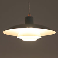 北欧より買い付けたLouis Poulsen社製「PH4」は、Poul Henningsenによる名作照明で、直径40cmの程よいサイズとアルミの軽やかな質感が魅力です。PH5と並ぶ人気を誇り、3枚シェード構造が光を柔らかく拡散し落ち着いた空間を演出します。経年の風合いも楽しめ、ダイニングやリビング、書斎や寝室まで幅広く活躍するビンテージ品です。