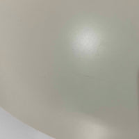 北欧より買い付けたLouis Poulsen社製「PH4」は、Poul Henningsenによる名作照明で、直径40cmの程よいサイズとアルミの軽やかな質感が魅力です。PH5と並ぶ人気を誇り、3枚シェード構造が光を柔らかく拡散し落ち着いた空間を演出します。経年の風合いも楽しめ、ダイニングやリビング、書斎や寝室まで幅広く活躍するビンテージ品です。