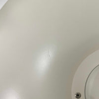 北欧より買い付けたLouis Poulsen社製「PH4」は、Poul Henningsenによる名作照明で、直径40cmの程よいサイズとアルミの軽やかな質感が魅力です。PH5と並ぶ人気を誇り、3枚シェード構造が光を柔らかく拡散し落ち着いた空間を演出します。経年の風合いも楽しめ、ダイニングやリビング、書斎や寝室まで幅広く活躍するビンテージ品です。