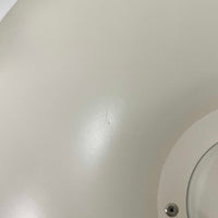 北欧より買い付けたLouis Poulsen社製「PH4/3」は、Poul Henningsenによる名作照明で、直径40cmの程よいサイズとアルミの軽やかな質感が魅力です。PH5と並ぶ人気を誇り、3枚シェード構造が光を柔らかく拡散し落ち着いた空間を演出します。経年の風合いも楽しめ、ダイニングやリビング、書斎や寝室まで幅広く活躍するビンテージ品です。