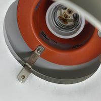 北欧より買い付けたLouis Poulsen社製「PH4」は、Poul Henningsenによる名作照明で、直径40cmの程よいサイズとアルミの軽やかな質感が魅力です。PH5と並ぶ人気を誇り、3枚シェード構造が光を柔らかく拡散し落ち着いた空間を演出します。経年の風合いも楽しめ、ダイニングやリビング、書斎や寝室まで幅広く活躍するビンテージ品です。