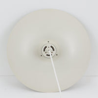 北欧より買い付けたLouis Poulsen社製「PH4」は、Poul Henningsenによる名作照明で、直径40cmの程よいサイズとアルミの軽やかな質感が魅力です。PH5と並ぶ人気を誇り、3枚シェード構造が光を柔らかく拡散し落ち着いた空間を演出します。経年の風合いも楽しめ、ダイニングやリビング、書斎や寝室まで幅広く活躍するビンテージ品です。