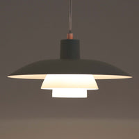 北欧より買い付けたLouis Poulsen社製「PH4」は、Poul Henningsenによる名作照明で、直径40cmの程よいサイズとアルミの軽やかな質感が魅力です。PH5と並ぶ人気を誇り、3枚シェード構造が光を柔らかく拡散し落ち着いた空間を演出します。経年の風合いも楽しめ、ダイニングやリビング、書斎や寝室まで幅広く活躍するビンテージ品です。