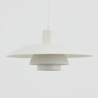 北欧より買い付けたLouis Poulsen社製「PH4」は、Poul Henningsenによる名作照明で、直径40cmの程よいサイズとアルミの軽やかな質感が魅力です。PH5と並ぶ人気を誇り、3枚シェード構造が光を柔らかく拡散し落ち着いた空間を演出します。経年の風合いも楽しめ、ダイニングやリビング、書斎や寝室まで幅広く活躍するビンテージ品です。