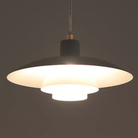 北欧より買い付けたLouis Poulsen社製「PH4」は、Poul Henningsenによる名作照明で、直径40cmの程よいサイズとアルミの軽やかな質感が魅力です。PH5と並ぶ人気を誇り、3枚シェード構造が光を柔らかく拡散し落ち着いた空間を演出します。経年の風合いも楽しめ、ダイニングやリビング、書斎や寝室まで幅広く活躍するビンテージ品です。