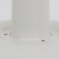 北欧より買い付けたLouis Poulsen社製「PH4」は、Poul Henningsenによる名作照明で、直径40cmの程よいサイズとアルミの軽やかな質感が魅力です。PH5と並ぶ人気を誇り、3枚シェード構造が光を柔らかく拡散し落ち着いた空間を演出します。経年の風合いも楽しめ、ダイニングやリビング、書斎や寝室まで幅広く活躍するビンテージ品です。